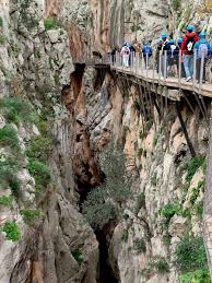 Caminito del Rey: un percorso spettacolare lungo circa 7/8 km. Si trova  nella provincia di Malaga e si sviluppa su passerelle di legno fissate  nella roccia ad un'altezza di 100 mt. dal