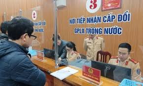 Xuất trình giấy phép lái xe qua ứng dụng VNeID trong thời gian chờ cấp đổi - Báo Hưng Yên điện tử