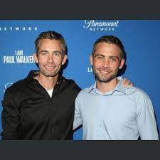 30 de noviembre de 2013) fue un actor, modelo, piloto de carreras y biólogo marino estadounidense, 2 conocido por su papel de brian o'conner en la película de acción the fast and the furious, repitiendo el papel en cinco de las siguientes películas de la franquicia. Paul Walker Conoce A Sus Guapos Hermanos