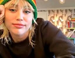 Miley and friend's version of hey now song