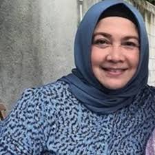 Kita ingin memupuk rasa kebangsaan pada setiap individu agar tumbuh rasa cinta tanah air dan mengenang perjuangan pahlawan bangsa, ungkap kepala kua baturraden muson, seperti dilansir. Potret Novalinda Jonafrianty Mantan Istri Din Syamsuddin Yang Diceraikan News Beritamerdeka Net