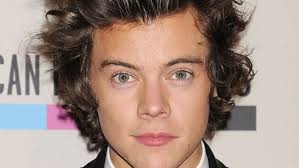 Ma, all'inizio di questa settimana, sono emerse nuove foto che hanno rivelato che styles si è tagliato i capelli per uno sguardo più vicino al taglio militare . 15 Reasons Why Harry Styles Is The Hunkiest Man Boy Alive Photos Marie Claire