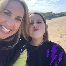 Can anyone recommend somewhere for a builder gel soak off and manicure  please?