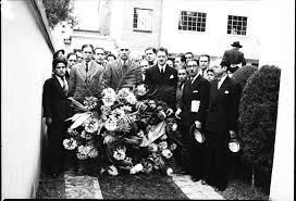 Historia de jorge eliécer gaitán. Historia En Imagenes No Twitter El Publico Visitando La Tumba Del Doctor Jorge Eliecer Gaitan Con Motivo De Cumplirse Un Mes De Su Muerte Ano 1948 Fondo Sady Gonzalez N 279 Archivo De