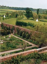 Stella Mccartney S English Garden Via That Kind Of Woman English Country Gardens Country Gardening Country Garden Design