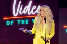 The official twitter account for carrie underwood. Carrie Underwood Extends Record With Win At Cmt Awards News And Star