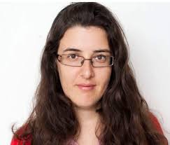 Она автобус ждет на остановке. С утра стоять на солнце горячо. Армейская  тяжелая винтовка Оттягивает смуглое плечо, И сумка