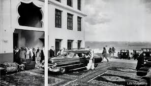 ج ده الز من الج ميل On Instagram صورة نادرة لوصول الملك سعود رحمه الله إلى قصر خزام في مدينة جدة عام 1953م بعد توليه الحكم Painting Kingdom Art