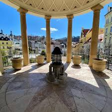 Als tagestourist läuft man natürlich die promenade entlang, sieht all die wunderschönen wohnhäuser und hotels, kommt vorbei an den kolonnaden, wird etwas vom wasser aus den quellen trinken, hier und da verweilen, vielleicht ein paar souvensiers kaufen und natürlich viele fotos von all den sehenswürdigkeiten der stadt schießen. Karlovy Vary Karlsbad Startseite Facebook