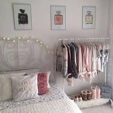 Si tratta di una raccolta di immagini attaccate al. Bedroom With Clothes Rail Idee Per La Camera Da Letto Idee Arredamento Camera Da Letto Idee Per La Camera