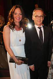 Heiko maas (spd), außenminister, und seine freundin, die schauspielerin natalia wörner, küssen sich im saal vor der eröffnung der berlinale 2019. Heiko Maas Und Natalia Worner Machen Ihre Liebe Offentlich