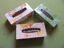 Mini Gitarren Aus Taschentucherboxen Instrumente Basteln Musikinstrumente Basteln Instrumente Selber Bauen