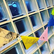 娘から嬉しいプレゼント 昨日 誕生日にとても嬉しいプレゼントをもらいました 自分の部屋からリビングに行くと お誕生日おめでとう のメッセージが飾り付けてありました その飾りの前で私の好きなお寿司とビールで乾杯しました 大変な世の中ですが 良い一年に