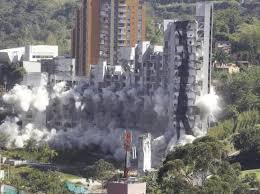 Detalle de una parte del edificio de 12 pisos derrumbado parcialmente hoy, cerca de. Derrumbe Y Demolicion De Edificios Bjc Architect Community