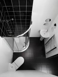 Petite Salle De Bains 33 Idees Pour La Decorer Et L Amenager Salle De Bain 4m2 Salle De Bain Minuscule Et Salle De Bain 3m2