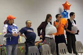 5 juegos para baby shower baby shower pinterest baby shower. Great Baby Shower Game Have Volunteers Blow Up Balloon And Place Uner Their Shirts They Then Si Baby Showers Divertidos Boy Baby Shower Ideas Ducha De Chicas