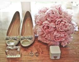 Aug 15, 2021 · the average wedding spend also includes things like the officiant, wedding cake and dessert, wedding and engagement rings, stationery, a dress for the bride, hiring a band, catering, and flowers. 4 Revealing Florist Secrets To Wow Your Guests On A Tight Budget Unbridely