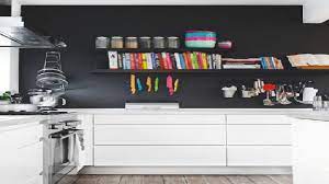 peinture un mur noir dans une cuisine blanche c est tendance cuisine blanche deco cuisine moderne mur noir