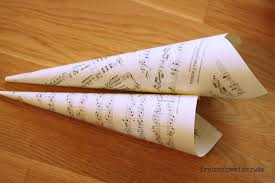 We did not find results for: So Bastelst Du Eine Nostalgische Notenblatt Vase