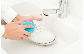 Chaussures Blanches Sales Astuce Pour Les Rendre Comme Neuves Astuces De Grand Mere Chaussures Blanches Nettoyer Chaussures Nettoyer Chaussure Blanche
