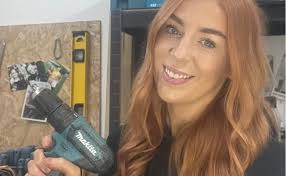 Yr athrawes sy'n paentio a drilio a denu miloedd ar Instagram