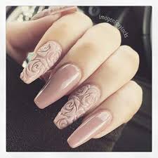 With these cute nail designs, you can look glamorous and let your unique personality shine. Eye Catching Holographic Nail Designs