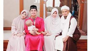 Ustad arifin ilham memiliki dua istri alias poligami. Lebaran Tanpa Ustaz Arifin Ilham Istri Alvin Faiz Kuatkan Mertua Showbiz Liputan6 Com