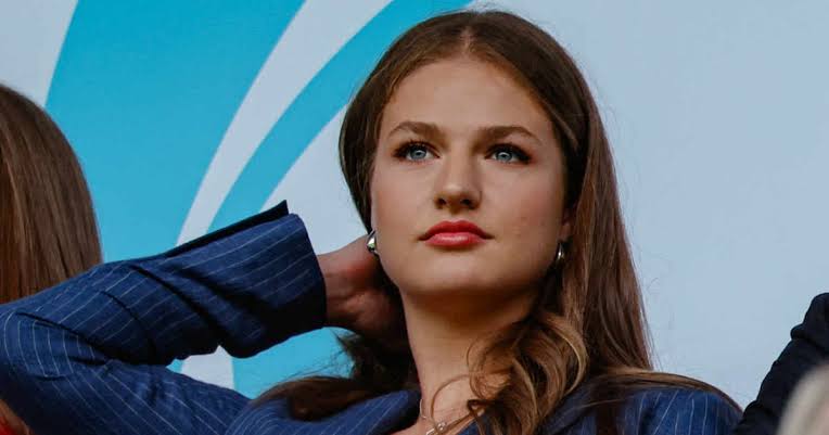 La Princesa Leonor triunfa con la blazer estilo 'oversize' que arrasará el  próximo otoño: azul navy y estampado de raya diplomática