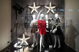 Vitrines Zara Paris Decembre 2010 Retail Design Visual Merchandising Wall Display