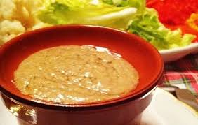 Un intingolo a base di acciughe, latte e aglio, accompagnato da verdure. Bagna Cauda Ecco Come Prepararla