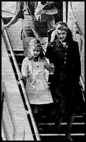 Browse 54 elvis presley funeral stock photos and images available, or start a new search to explore more stock photos and images. Elvis Presley Funeral Celebridades Que Morreram Jovens Fotografia 37855034 Fanpop