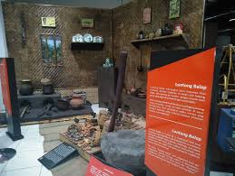 Tiket reguler dibanderol dengan harga rp 70.000 per orang pada weekday (hari senin sampai kamis) dan rp 100.000 per orang ketika weekend (hari jumat sampai minggu. 12 Koleksi Museum Surabaya Yang Paling Unik