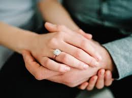 Viral Wanita Pamer Cincin Tunangan Desainnya Dikritik Mirip Gumpalan Darah