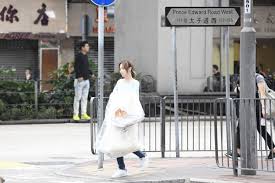 若你稱呼這叫擔憂 但這算女人的毒咒 得到快樂誰人會去記仇 無奈這個傷口 早已是朋友. å½±è©• é‡'éƒ½ æ™‚è€Œå¹½é»˜ æ™‚è€Œè¦‹è¡€ åœ¨ç¬'æ·šä¸­æˆç‚ºåŽ»å¹´é¦™æ¸¯é›»å½±çš„é‡è¦ä»£è¡¨ä½œ é›»å½±ç¥žæœ