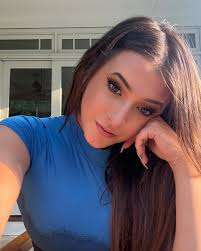 can I keep you ? 🤗🙈 #sweeettails #streamer #brunette #makeup #ootd  #gamergirl