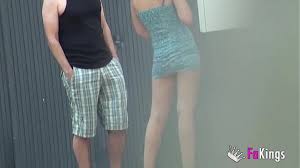 Se la liga en la calle y acaban follando, porno español XXX