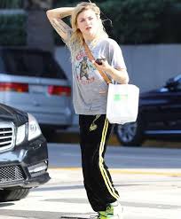 American female singers, people from los angeles, california and musicians from california. Frances Bean Cobain 11 01 18 Frances Bean Cobain Chloe Grace Moretz Harry Styles Gucci