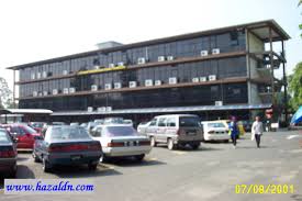 Selama tarian, seorang pejabat belanda yang bekerja di perkebunan menghentikan kegiatan mereka. Bangunan Pejabat Daerah Dan Tanah Temerloh 2 Topography Explorer