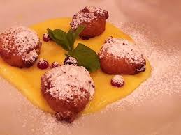 Le frittelle di mele e uvetta sono una preparazione molto semplice e genuina, con un profumo che sa di infanzia. Frittelle Di Mele E Uvetta Con Crema Inglese Picture Of Le Grondici Rome Tripadvisor