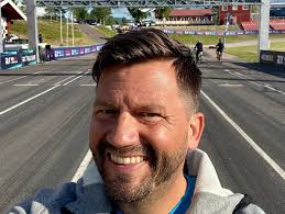 Engberg & Holmudd bildar rutinerat speakerpar på Dunteberget! Andreas  Engberg är SBF-Bilcross Cups egen Lasse Granqvist, Valbo produkten  fortsätter även 2025 som uppskattad speaker för cupen i Motala och under  finalen i