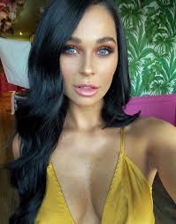 How unreal does Demi Brady look wearing...