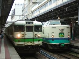 新潟駅で並ぶ新潟l2編成と485系快速くびきの 新潟駅 新潟 車両