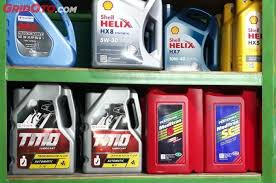 Shell helix hx5 merupakan pelumas kendaraan bermotor dengan tingkat kekentalah ganda yang mampu membantu membersihkan residu dari mesin yang kotor. Update Harga Oli Mobil Bulan Oktober Mulai Rp 200 Ribuan Nih Gridoto Com