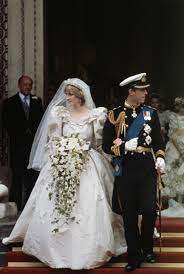 Prinzessin dianas hochzeitskleid könnte bald für die öffentlichkeit im kensington palast in london seit ihrem tragischen tod 1997 durch einen autounfall in paris war das hochzeitskleid im besitz von. Prinzessin Dianas Brautkleid Wird Nach 40 Jahren Erstmals Der Offentlichkeit Gezeigt Vogue Germany
