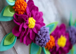 Anders als ihre schwestern auf der wiese werden bellis im topf gepflanzt und. Fruhlingsdeko Mit Filzblumen Selber Machen Pattydoo