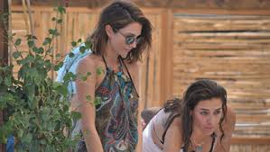 9 yaşındayken yani 1988 yılında trt ankara radyosu çocuk saati sınavlarını kazanmıştır. Rojda Demirer In Bikini Onlemi Magazin Haberleri