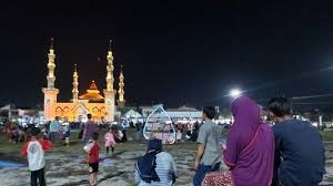 Takbiran idul fitri merdu (suasana masjidil haram dan masjid nabawi 2021 m 1442 h terbaru). Andri Sengaja Datang Ke Alun Alun Tegal Bawa Anak Ingin Nikmati Takbiran Tribun Jateng
