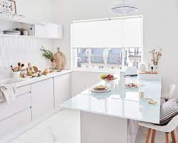 la cuisine leroy merlin cuisine cuisine immaculee dans cette cuisine immaculee la lumiere est max en 2021 meuble cuisine blanc cuisine design moderne marbre blanc