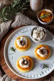 Lessare le patate in acqua salata, pelarle, e tagliarle a fette abbastanza grandi. Pizzette Di Patate Con Crema Di Zucca Stracciatella E Alici Panelibrienuvole