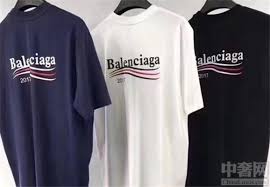 Jun 13, 2021 · 还记得巴黎世家（balenciaga） 2017 年推出的那双厚底洞洞鞋吗？ 当时此鞋一经发布，便被全网热议。当然热议里绝大部分是吐槽，他们认为这双洞洞. å¹´è½»é'ççš„æ½®æµæœé¥°å·´é»Žä¸–å®¶å¼•å'å˜é© æ¯æ—¥å¤´æ¡